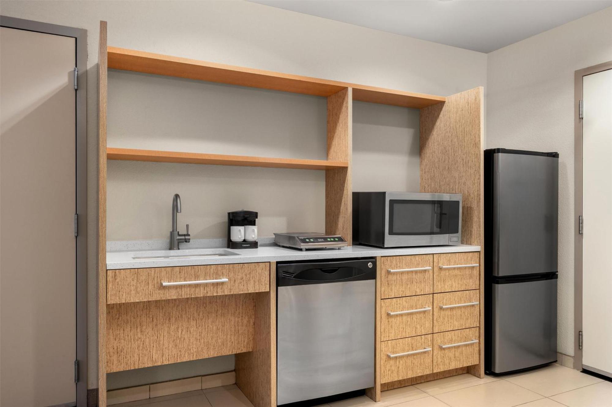Queen Suite with Roll-In Shower - Mobility and Hearing Access/Non-Smoking